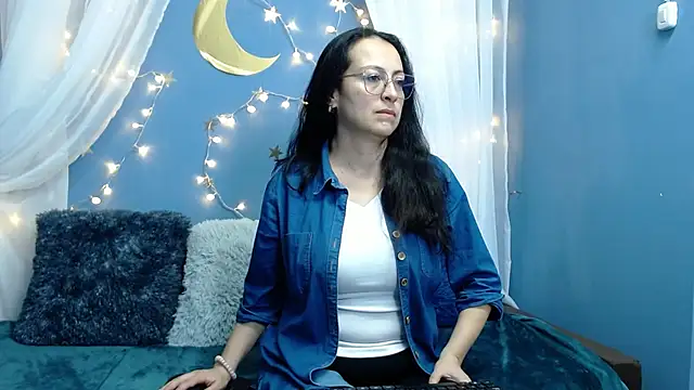 Snapshot of Lauryn_Jones chatting on 12/18/25, 04:57 Lauryn Jones online show from 12/18/25, 04:57