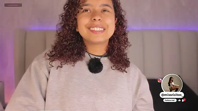 Snapshot of LaraCurls chatting on 11/21/25, 11:53 LaraCurls online show from 11/21/25, 11:53