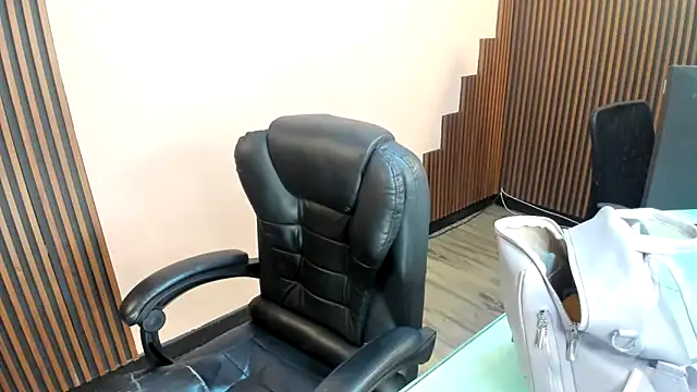 Snapshot of desk_desire chatting on 12/16/25, 11:15 desk desire online show from 12/16/25, 11:15