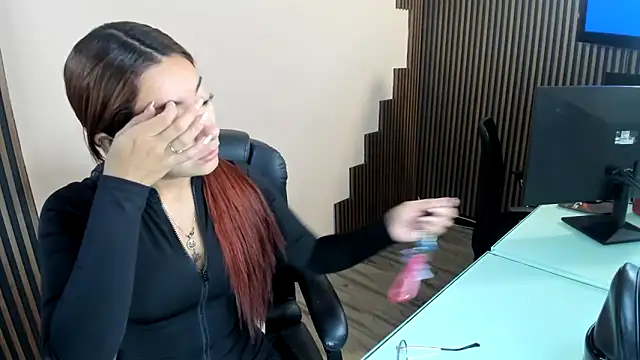 Snapshot of desk_desire chatting on 12/17/25, 11:16 desk desire online show from 12/17/25, 11:16