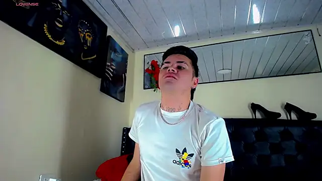 Snapshot of Sebastian_Loaiza chatting on 11/06/25, 03:40 Sebastian Loaiza online show from 11/06/25, 03:40