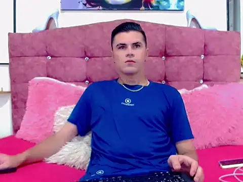 Snapshot of Sebastian_Loaiza chatting on 11/22/25, 09:25 Sebastian Loaiza online show from 11/22/25, 09:25