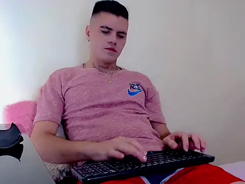 Snapshot of Sebastian_Loaiza chatting on 11/28/25, 11:18 Sebastian Loaiza online show from 11/28/25, 11:18