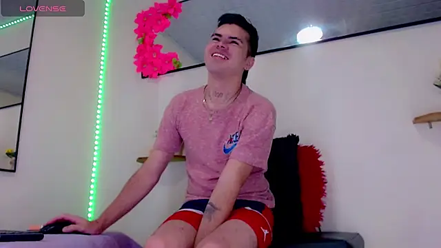 Snapshot of Sebastian_Loaiza chatting on 12/15/25, 01:04 Sebastian Loaiza online show from 12/15/25, 01:04