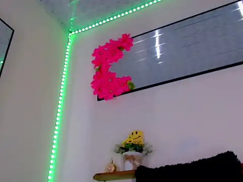 Snapshot of Sebastian_Loaiza chatting on 12/16/25, 03:39 Sebastian Loaiza online show from 12/16/25, 03:39