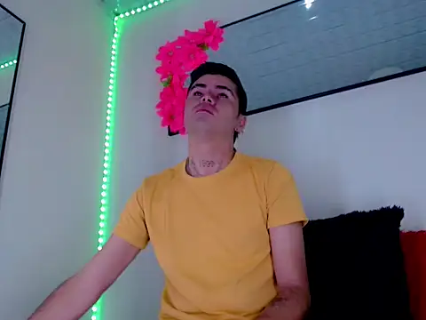 Snapshot of Sebastian_Loaiza chatting on 12/17/25, 11:38 Sebastian Loaiza online show from 12/17/25, 11:38