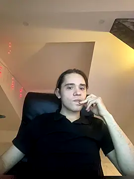 Snapshot of RemiVar chatting on 12/13/25, 09:09 RemiVar online show from 12/13/25, 09:09