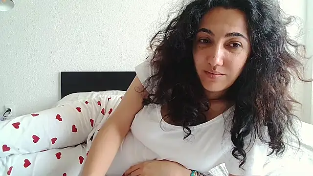 Snapshot of CharmingPearl chatting on 11/25/25, 10:15 CharmingPearl online show from 11/25/25, 10:15