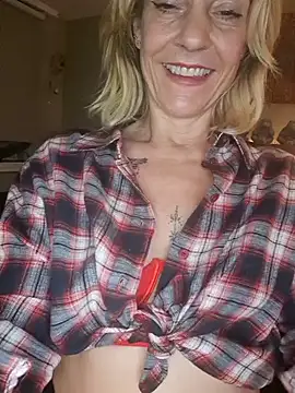 Snapshot of LittleSexyT chatting on 11/06/25, 10:10 LittleSexyT online show from 11/06/25, 10:10