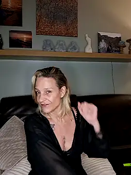 Snapshot of LittleSexyT chatting on 11/10/25, 10:42 LittleSexyT online show from 11/10/25, 10:42