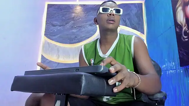 Snapshot of the_hot_boy0 chatting on 11/06/25, 12:28 the hot boy0 online show from 11/06/25, 12:28