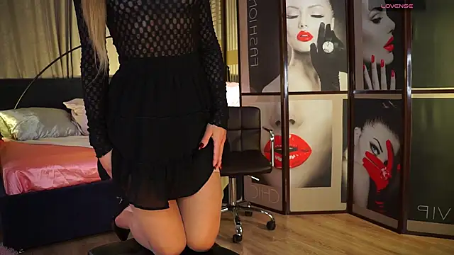 Snapshot of Nikki__Amour chatting on 11/17/25, 08:42 Nikki Amour online show from 11/17/25, 08:42