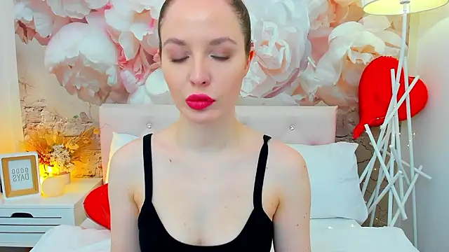 Snapshot of MonaRicci chatting on 02/21/26, 01:23 MonaRicci online show from 02/21/26, 01:23