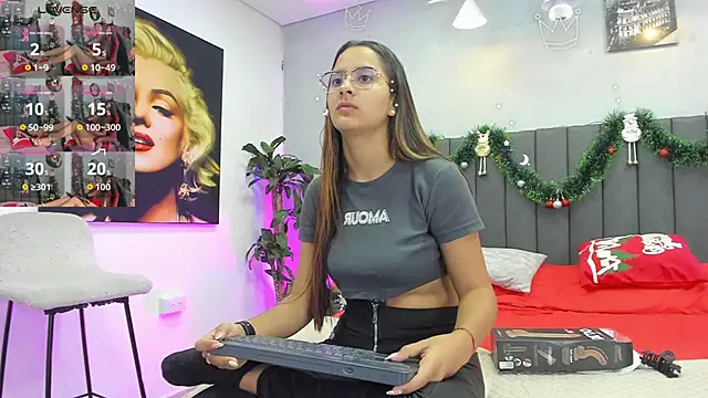 Snapshot of kendra_london chatting on 12/03/25, 11:30 kendra london online show from 12/03/25, 11:30