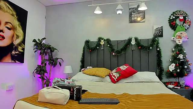 Snapshot of kendra_london chatting on 12/15/25, 11:36 kendra london online show from 12/15/25, 11:36