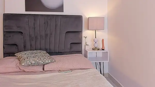 Snapshot of maddy__moon chatting on 11/27/25, 04:25 maddy moon online show from 11/27/25, 04:25