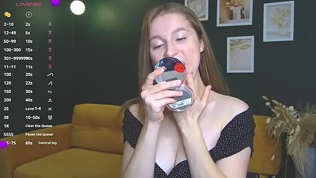 Snapshot of S_Sandra chatting on 11/18/25, 05:23 S Sandra online show from 11/18/25, 05:23