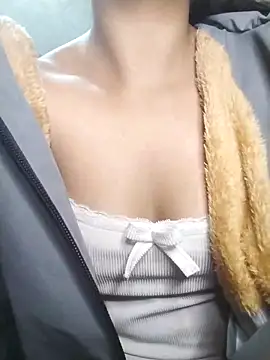 Snapshot of Ye_n chatting on 11/18/25, 05:12 Ye n online show from 11/18/25, 05:12