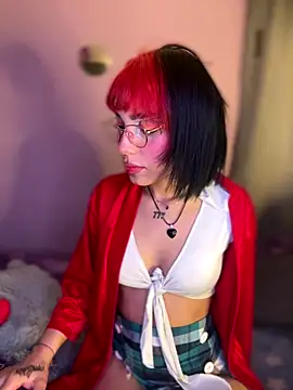 Snapshot of He_cate chatting on 11/18/25, 01:33 He cate online show from 11/18/25, 01:33