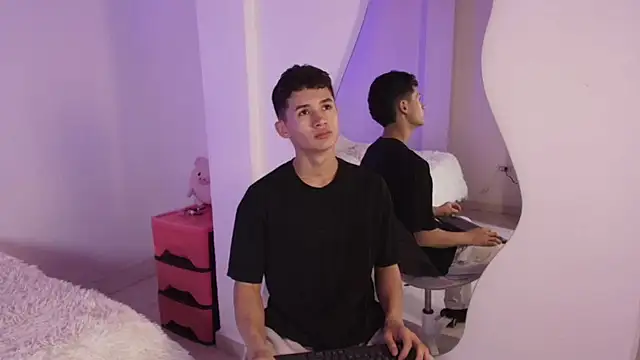 Snapshot of Eiden_Blake chatting on 12/03/25, 11:47 Eiden Blake online show from 12/03/25, 11:47