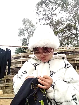 Snapshot of be-yeu chatting on 12/05/25, 08:34 be-yeu online show from 12/05/25, 08:34