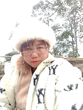 Snapshot of be-yeu chatting on 12/14/25, 08:30 be-yeu online show from 12/14/25, 08:30