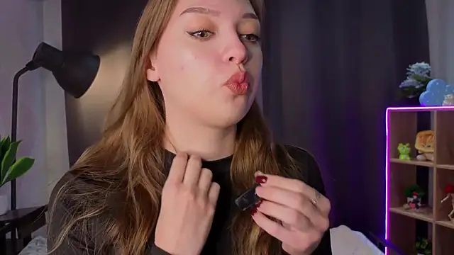 Snapshot of JanelKutz chatting on 11/15/25, 05:27 JanelKutz online show from 11/15/25, 05:27