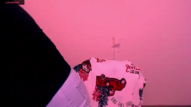 Snapshot of AlinaDoll_ chatting on 11/18/25, 08:41 AlinaDoll online show from 11/18/25, 08:41