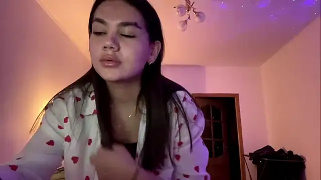 Snapshot of Priscillla_Cute chatting on 11/13/25, 03:33 Priscillla Cute online show from 11/13/25, 03:33