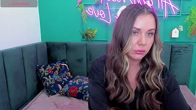 Snapshot of TracyMooree chatting on 11/09/25, 05:06 TracyMooree online show from 11/09/25, 05:06