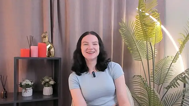 LatinaHuguenin online show from 11/05/25, 05:35