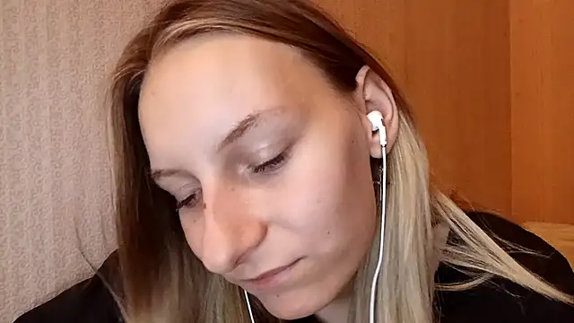 Snapshot of laytafltsmile chatting on 11/04/25, 09:36 laytafltsmile online show from 11/04/25, 09:36