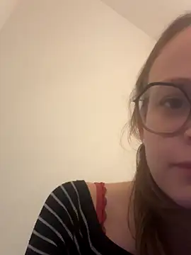 Snapshot of YoungNoraa chatting on 11/05/25, 04:51 YoungNoraa online show from 11/05/25, 04:51