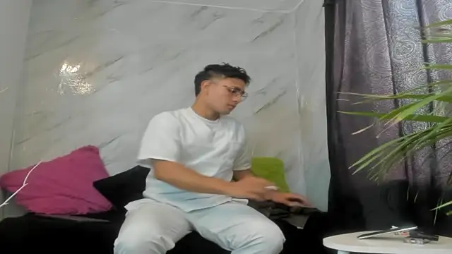 Snapshot of boy_castel_coral chatting on 11/06/25, 09:05 boy castel coral online show from 11/06/25, 09:05