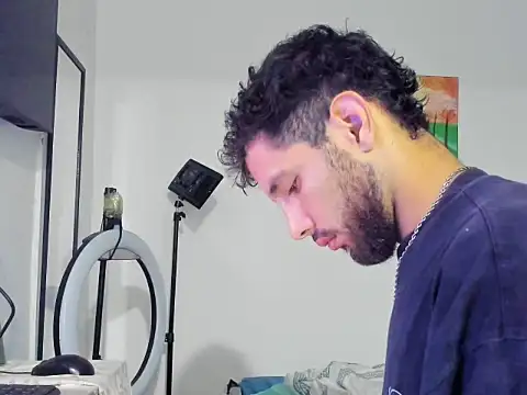 Snapshot of MoneySexMcm chatting on 11/05/25, 02:33 MoneySexMcm online show from 11/05/25, 02:33