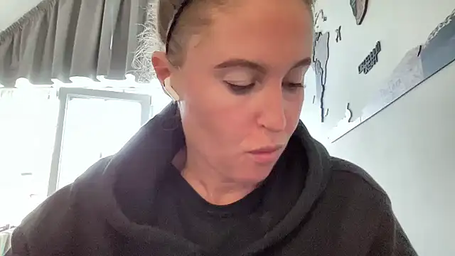 Snapshot of Ameli8 chatting on 11/08/25, 01:22 Ameli8 online show from 11/08/25, 01:22