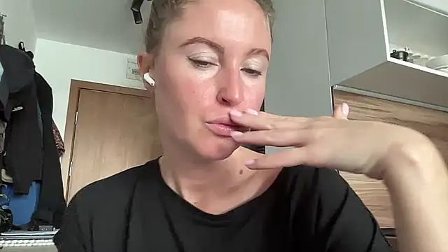 Snapshot of Ameli8 chatting on 11/09/25, 10:57 Ameli8 online show from 11/09/25, 10:57