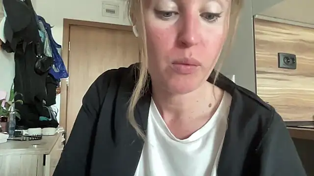 Snapshot of Ameli8 chatting on 11/12/25, 11:54 Ameli8 online show from 11/12/25, 11:54