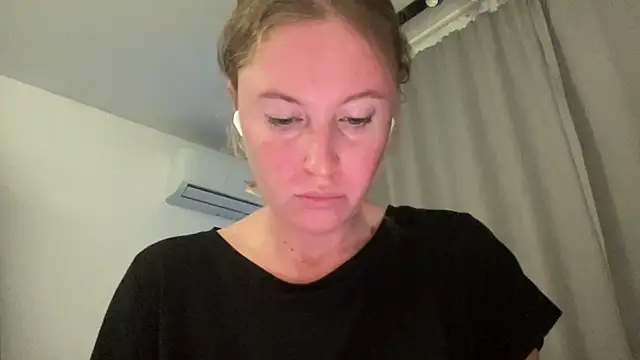 Snapshot of Ameli8 chatting on 11/18/25, 06:01 Ameli8 online show from 11/18/25, 06:01