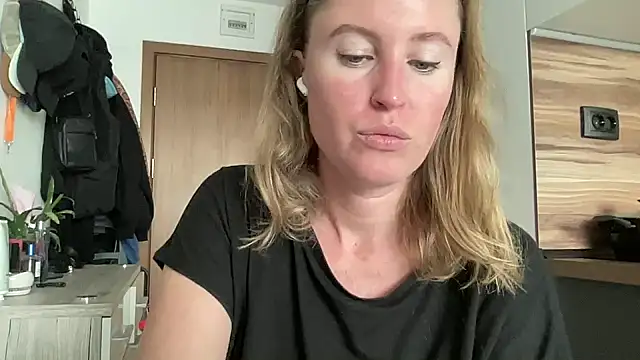 Snapshot of Ameli8 chatting on 11/26/25, 12:17 Ameli8 online show from 11/26/25, 12:17