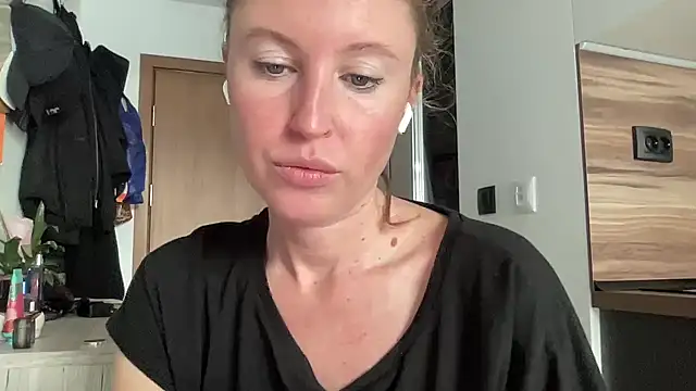 Snapshot of Ameli8 chatting on 11/30/25, 11:36 Ameli8 online show from 11/30/25, 11:36