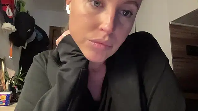 Snapshot of Ameli8 chatting on 12/14/25, 03:28 Ameli8 online show from 12/14/25, 03:28