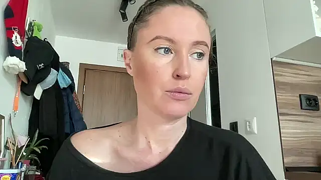 Snapshot of Ameli8 chatting on 12/15/25, 08:18 Ameli8 online show from 12/15/25, 08:18