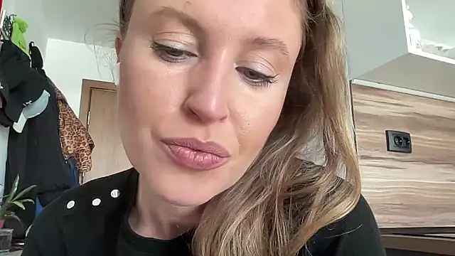 Snapshot of Ameli8 chatting on 12/17/25, 11:16 Ameli8 online show from 12/17/25, 11:16