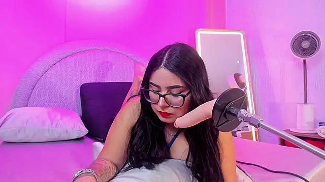 Amy whittee online show from 11/11/25, 07:36