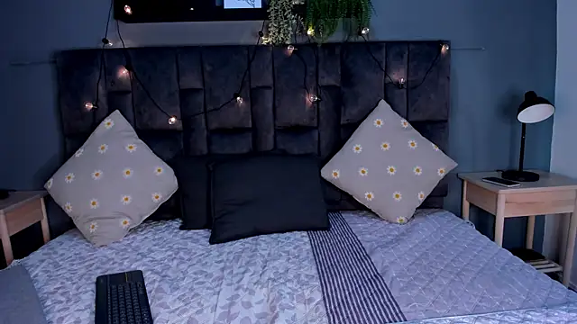 Snapshot of AnaVoss__ chatting on 11/18/25, 11:36 AnaVoss online show from 11/18/25, 11:36