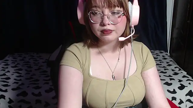 Snapshot of Michi_sauria1 chatting on 12/04/25, 04:11 Michi sauria1 online show from 12/04/25, 04:11