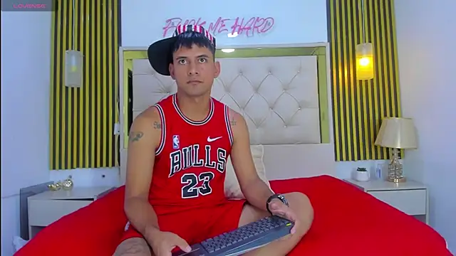 Snapshot of KEVIN_MCKINLEY chatting on 11/08/25, 05:18 KEVIN MCKINLEY online show from 11/08/25, 05:18