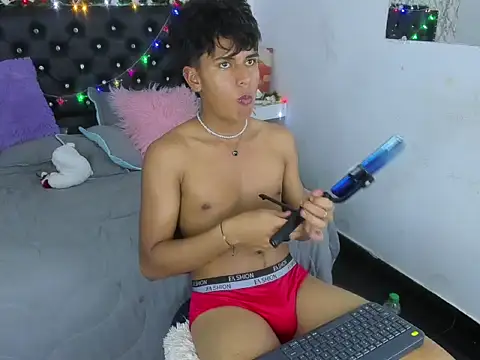 Snapshot of Valentino_Lane chatting on 12/15/25, 02:05 Valentino Lane online show from 12/15/25, 02:05