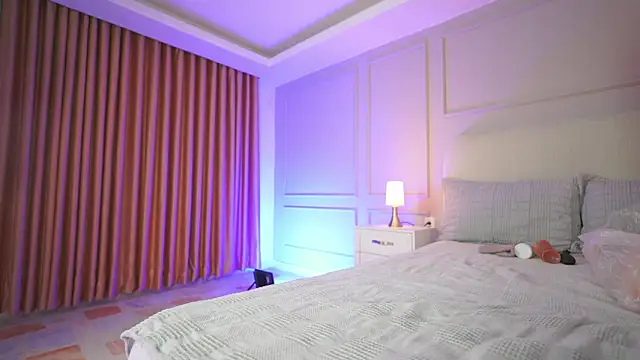 Snapshot of hanna__w chatting on 12/17/25, 01:44 hanna w online show from 12/17/25, 01:44